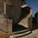 Al centro spicca una torretta "avvolta" da due scalinate semicircolari che conducono al pianerottolo sopraelevato dove  posizionato l'ingresso